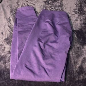 AUROLA Purple seamless booty scrunch leggings size medium
